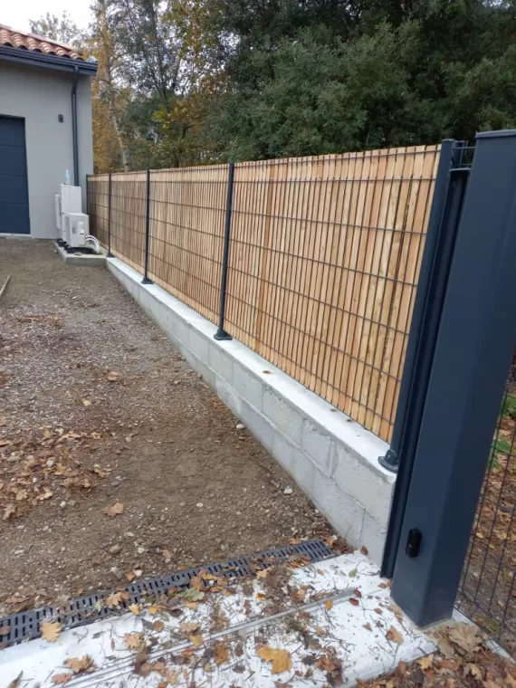 Clôture panneaux rigides avec plaques de soubassement et occultants bois