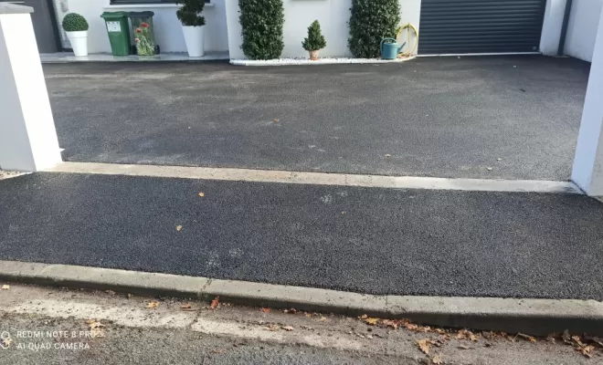 Travaux d'enrobés avec dépression charretière