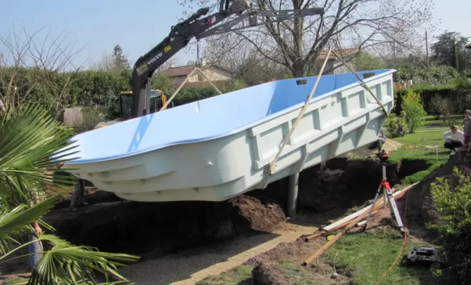 Déchargement d'une piscine à coque